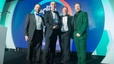(L-R): Presenter Carbon Trust’s corporate communications manager
Jamie Plotnek; Royal Mail’s David Wasterston and Dr Shaun Davis;
and compere Rufus Hound